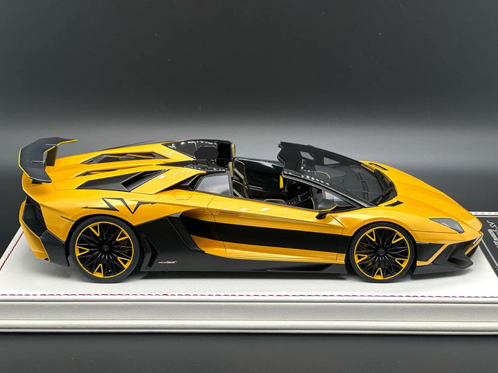 Lamborghini Aventador Roadster LP750-4 SV (Yellow) [Davis & Giovanni] 1:18 scale