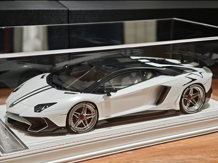 Lamborghini Aventador LP750-4 SV (White/ Black) [Davis & Giovanni] 1:18 scale