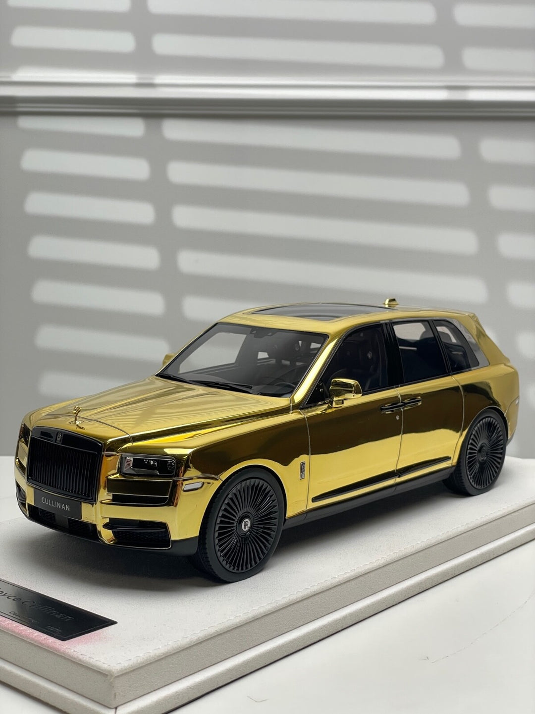 Rolls-Royce Cullinan (Chrome Gold) [GL Model] 1/18 scale