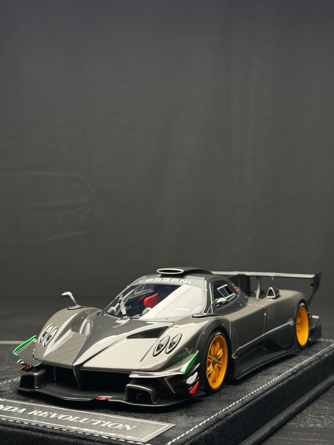 Pagani Zonda Revolution (Carbon Fiber) [Henson&Heaven] 1/18 scale