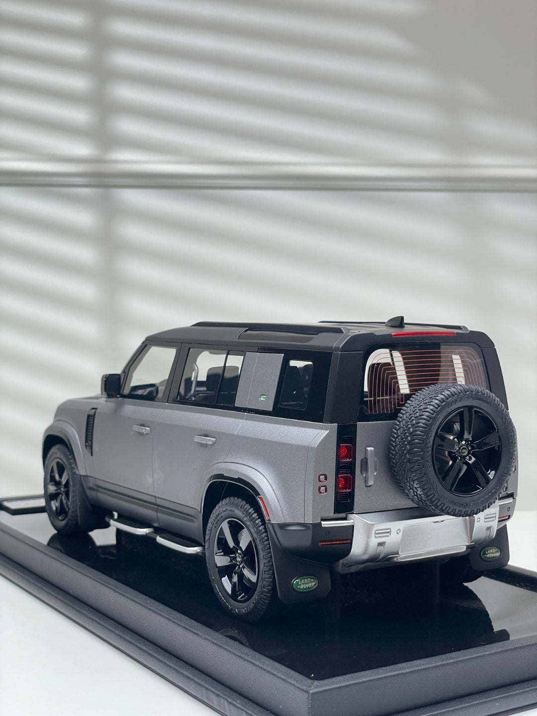 Land Rover Defender (Matte Silver) [OEM EXCLUSIVE] 1:18 scale