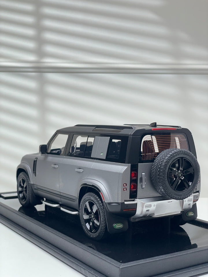 Land Rover Defender (Matte Silver) [OEM EXCLUSIVE] 1:18 scale