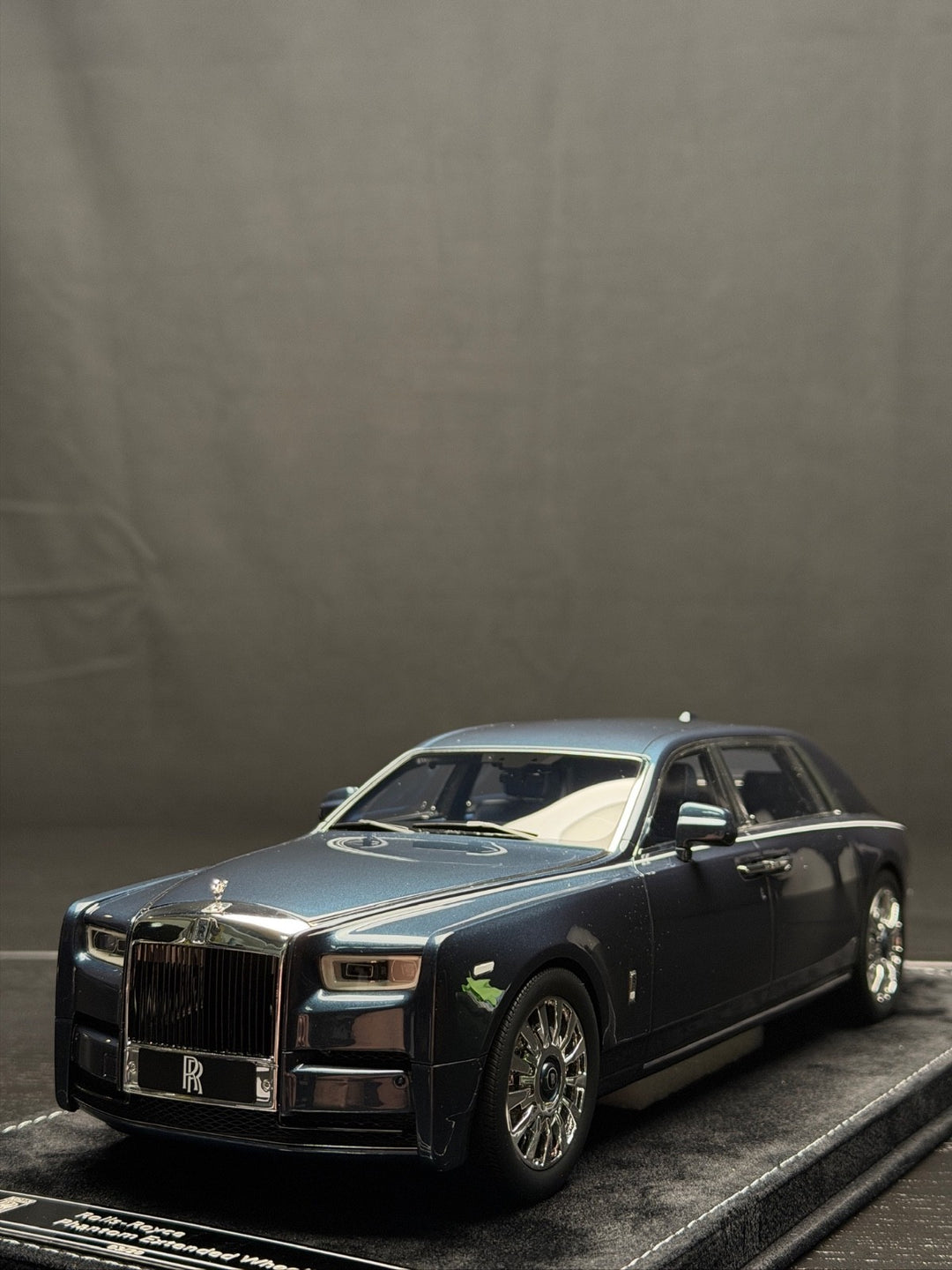 Rolls-Royce Phantom Series II Long Wheelbase (Dark Blue) [H&H] 1/18 scale