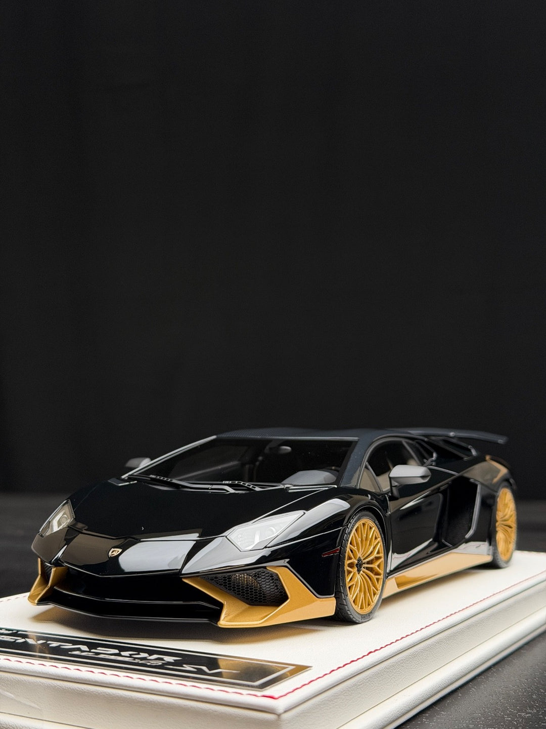 Lamborghini Aventador LP750-4 SV (Black/ Gold) [Davis & Giovanni] 1:18 scale