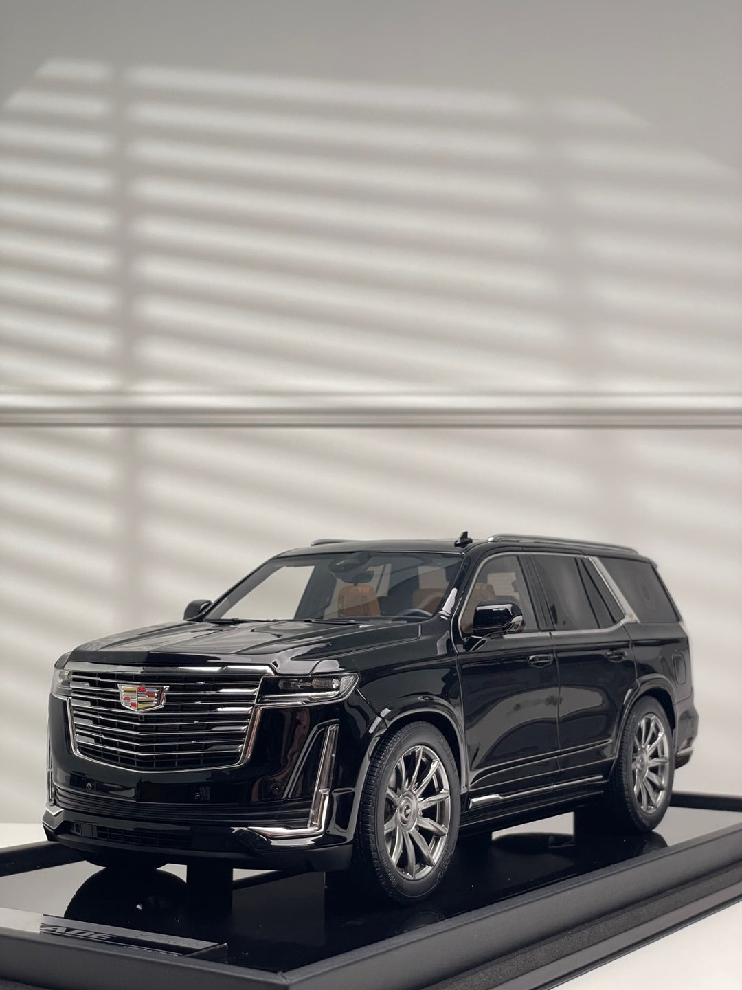 Cadillac Escalade (Black) [Motorhelix] 1/18 scale