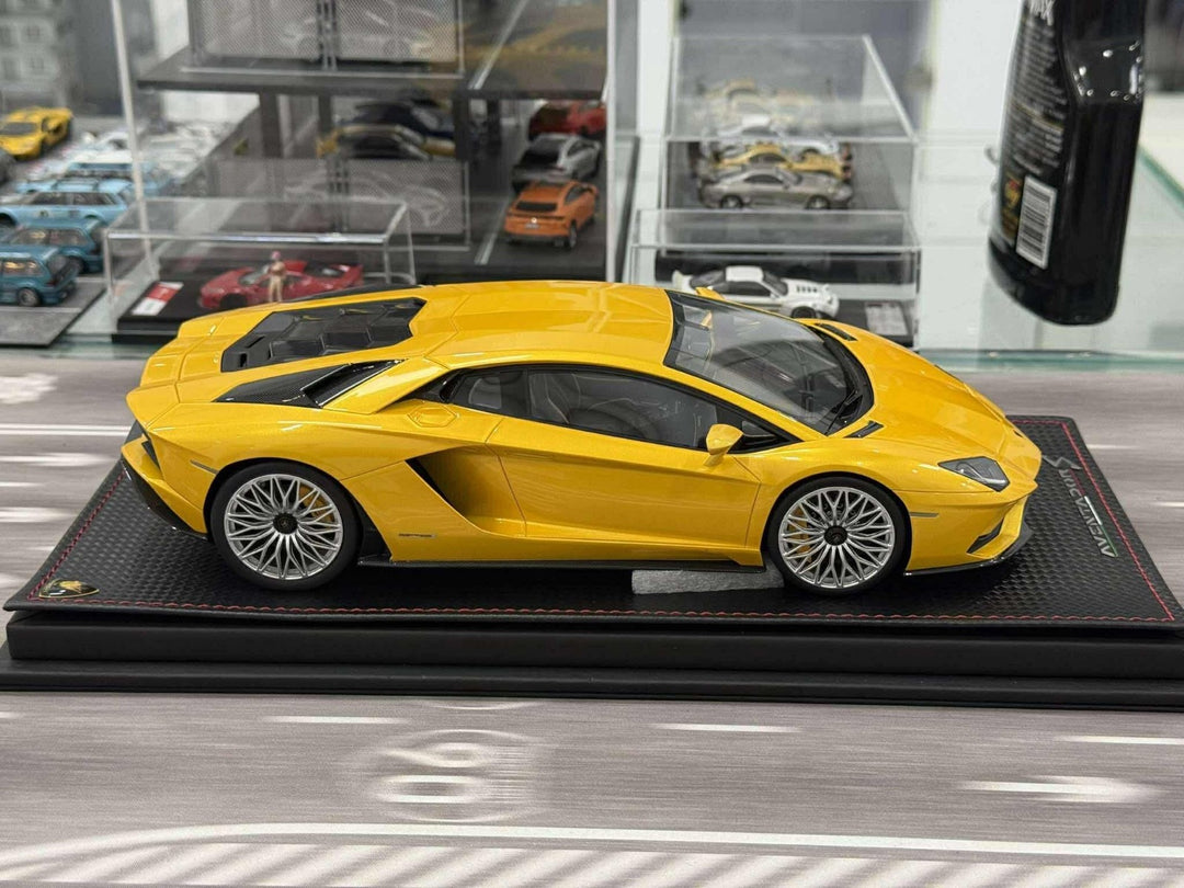 Lamborghini Aventador S (Yellow) [MR Collection] 1/18 scale