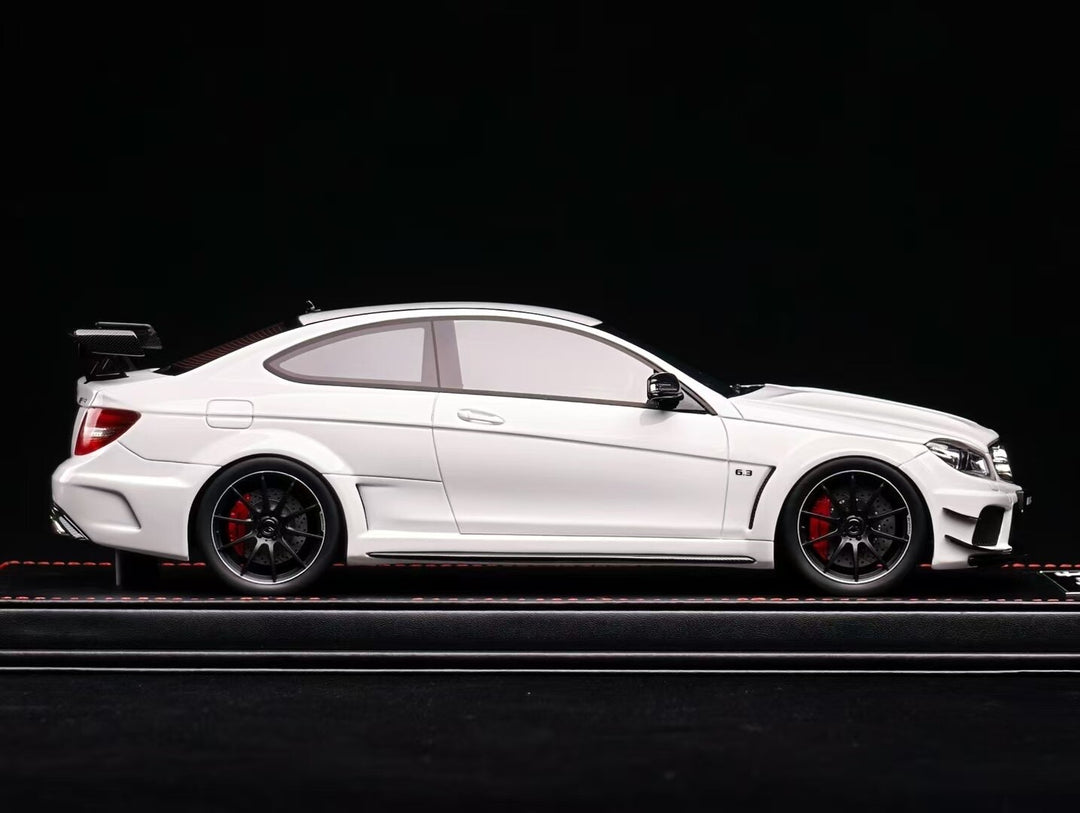 Mercedes-Benz AMG C63 Black Series (White) [Vehicle Art] 1/18 scale