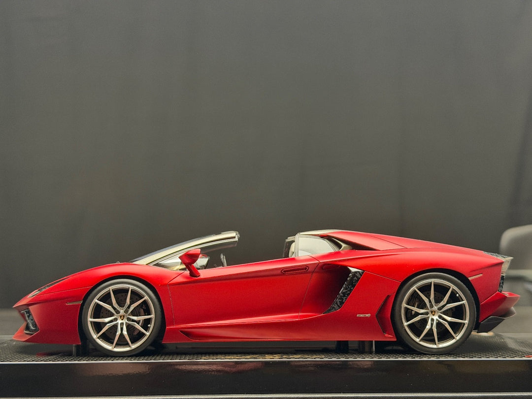 Lamborghini Aventador Roadster (Red/ Hand signed) [MR Collection] 1/18 scale
