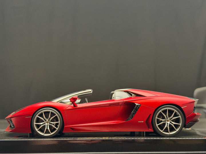 Lamborghini Aventador Roadster (Red/ Hand signed) [MR Collection] 1/18 scale