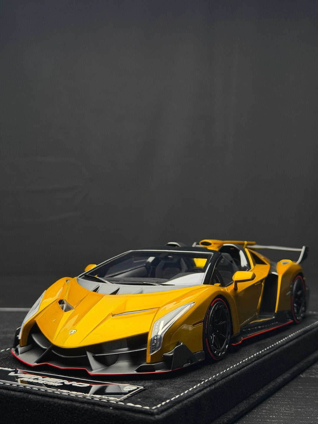 Lamborghini Veneno Roadster (Gold) [Henson&Heaven] 1/18 scale