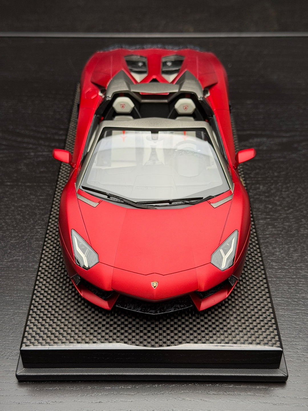 Lamborghini Aventador Roadster (Red/ Hand signed) [MR Collection] 1/18 scale