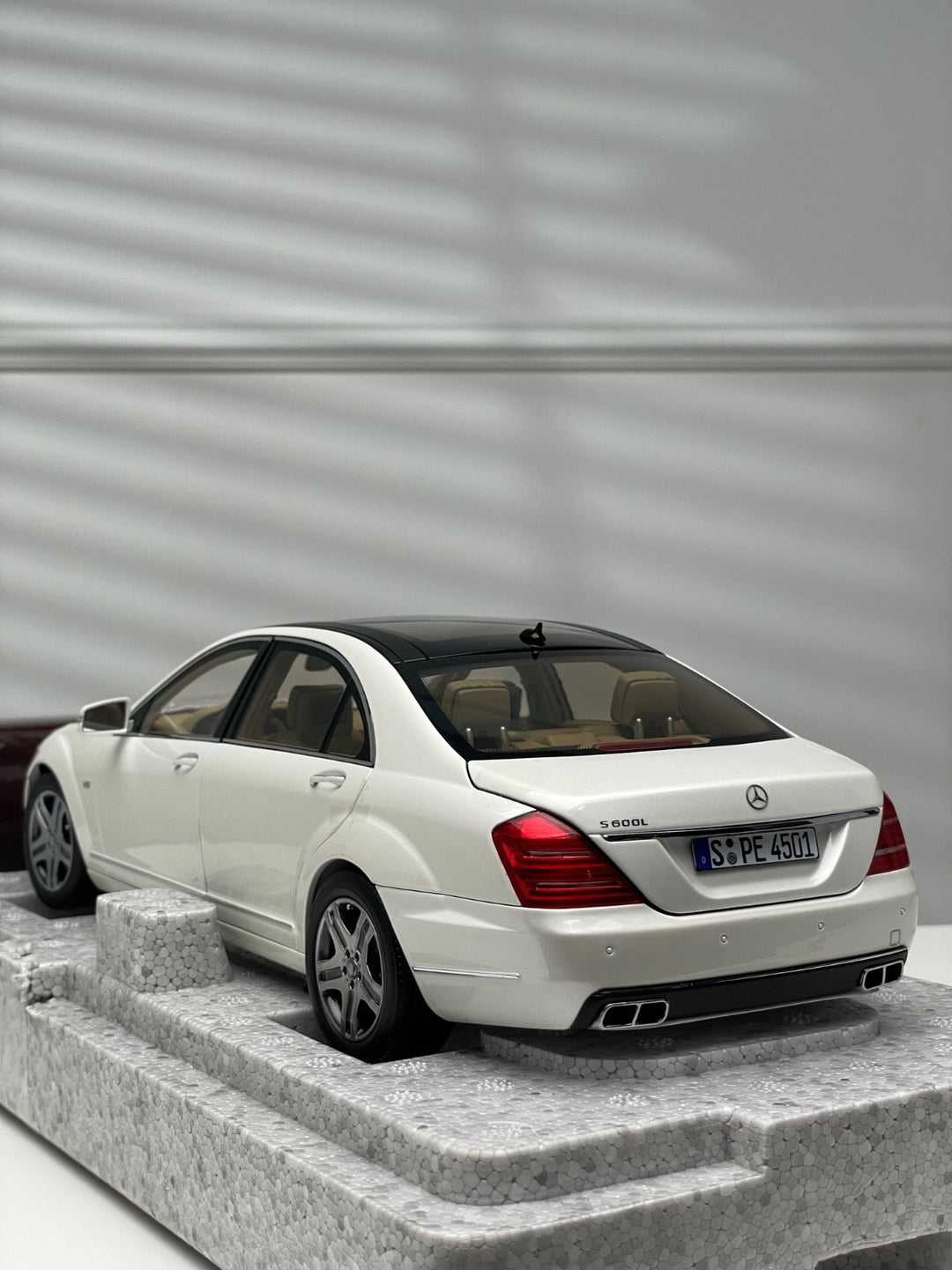 Mercedes-Benz S600 L (White) - With Engine and Crane [Motorhelix] 1:18 scale
