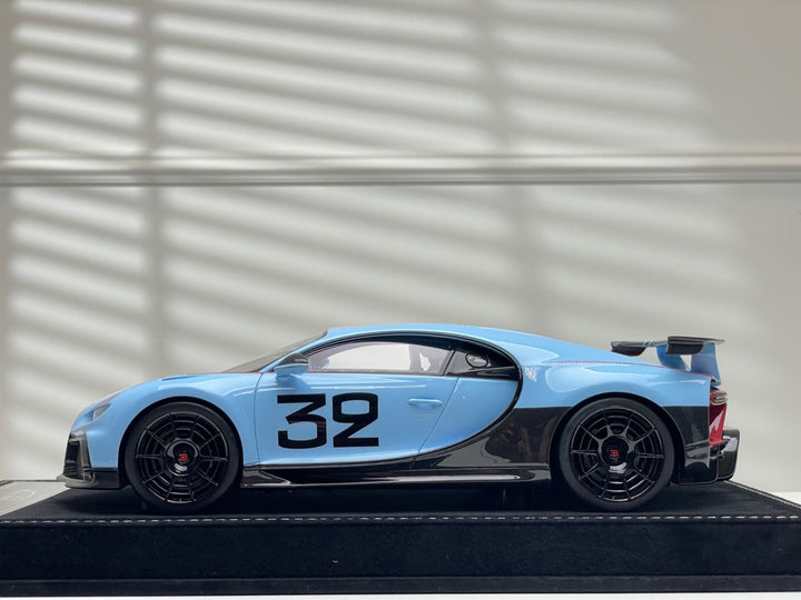 Bugatti Chiron Pur Sport (Light Blue no. 32 Decal) [Henson&Heaven] 1/18 scale