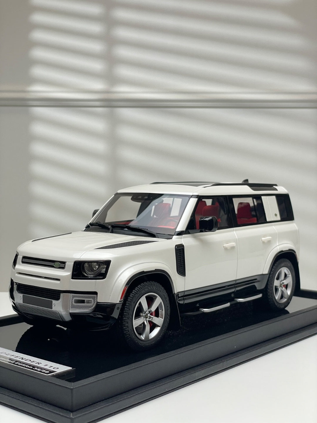 Land Rover Defender (Gloss White) [OEM EXCLUSIVE] 1:18 scale