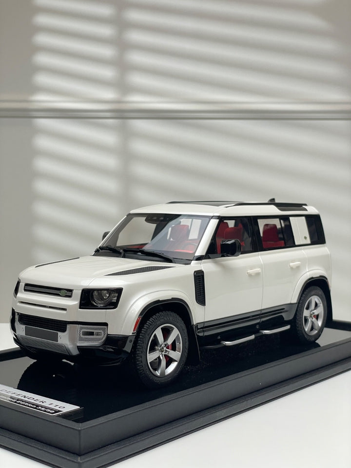 Land Rover Defender (Gloss White) [OEM EXCLUSIVE] 1:18 scale