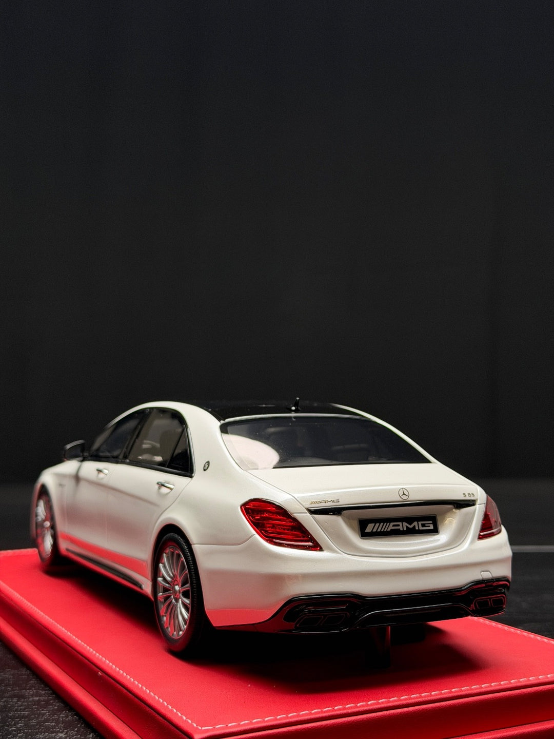 Mercedes-Benz AMG S65 (White) [KM] 1/18 scale