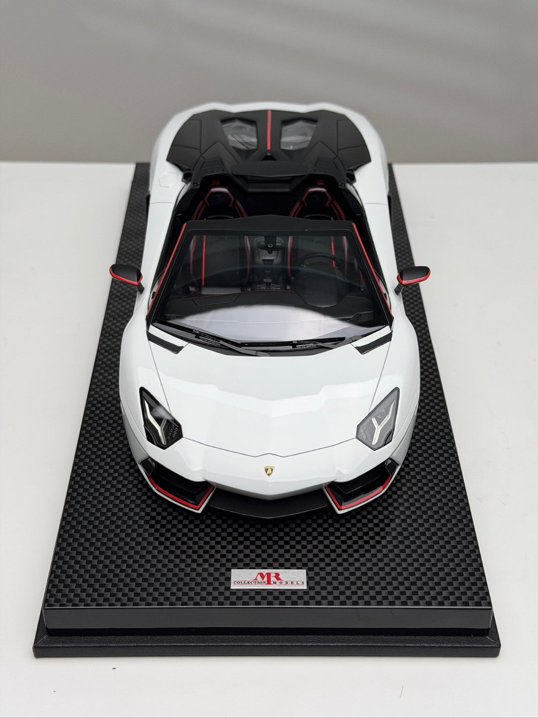 Lamborghini Aventador Roadster (White, Pirelli) [MR Collection] 1/18 scale