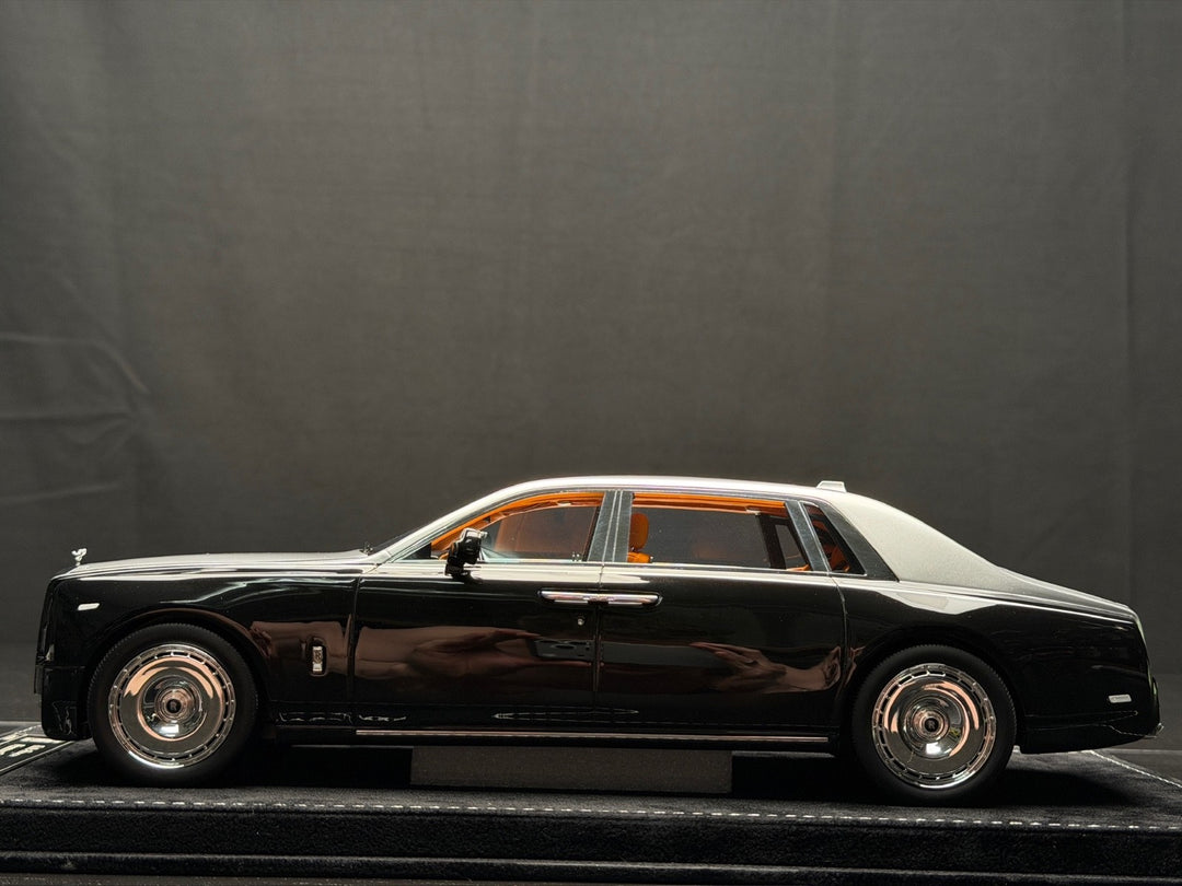 Rolls-Royce Phantom Series II Long Wheelbase (Silver/ Black) [H&H] 1/18 scale