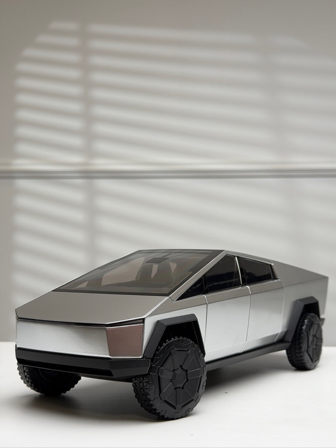 Tesla Cybertruck (Titanium) [Tesla] 1:18 scale