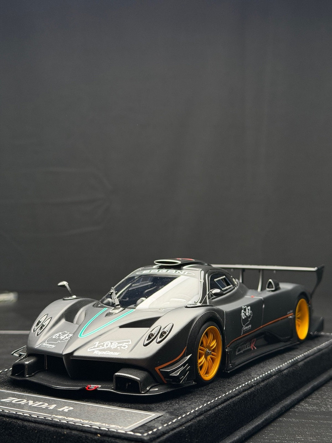 Pagani Zonda R (Matte Carbon Fiber) [Henson&Heaven] 1/18 scale