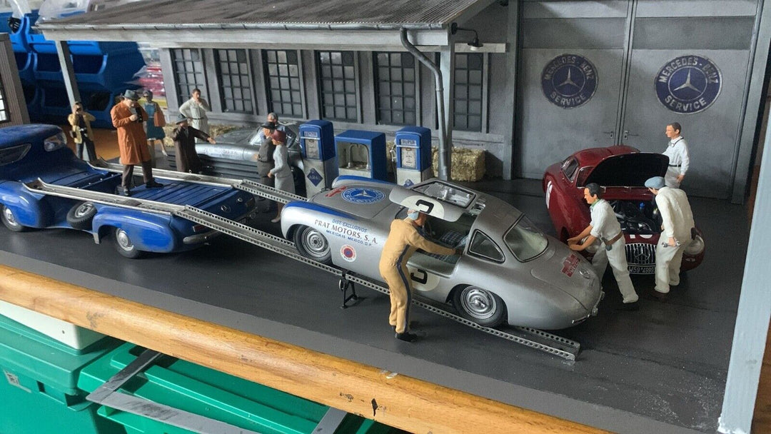 Mercedes-Benz Service Garage Diorama with lights (CMC) [1/18 scale]