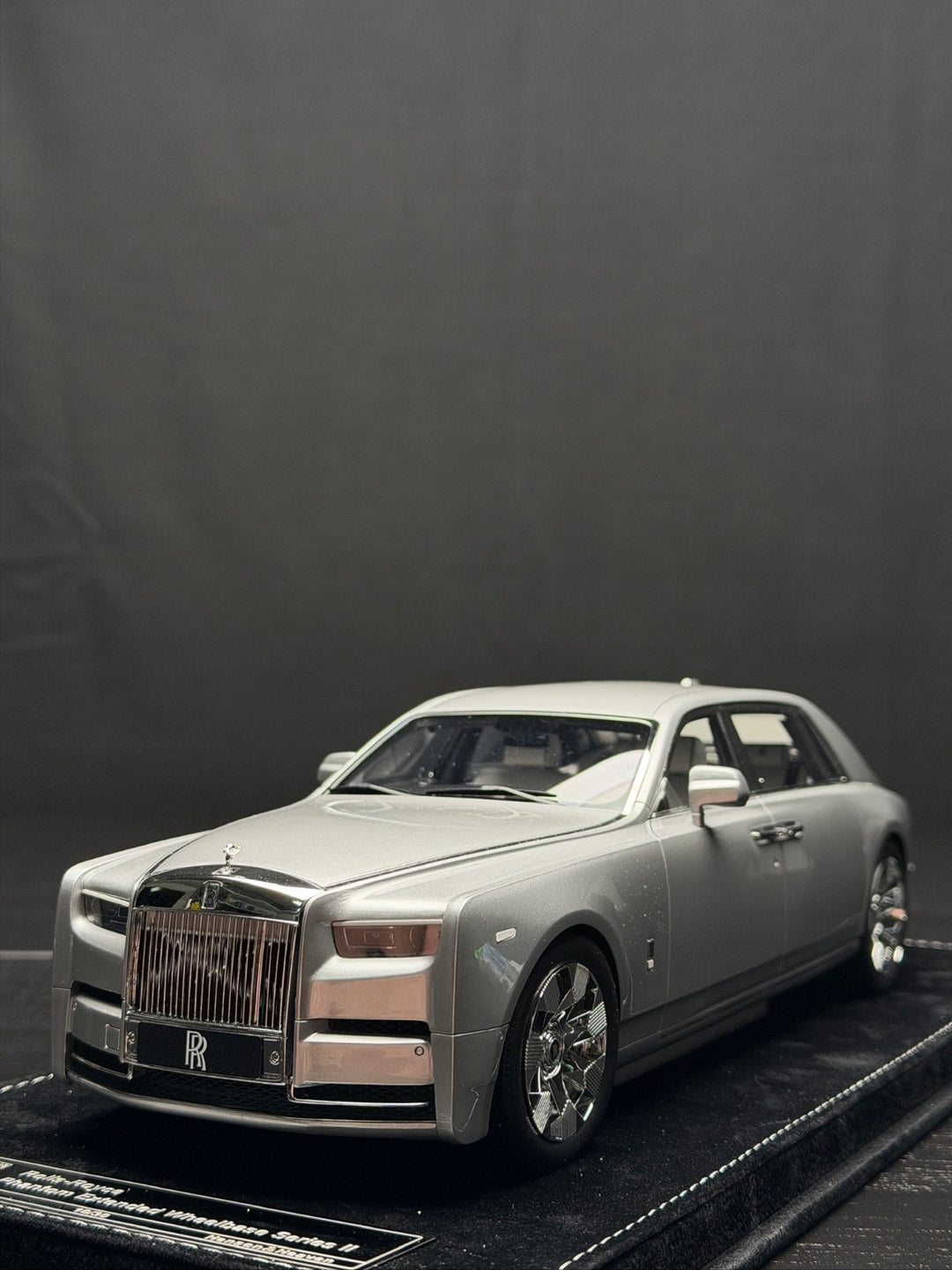 Rolls-Royce Phantom Series II Long Wheelbase (Silver) [H&H] 1/18 scale