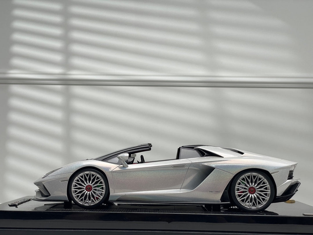 Lamborghini Aventador S Roadster (Fantasy White) [MR Collection] 1/18 scale