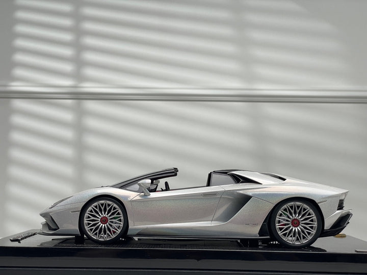Lamborghini Aventador S Roadster (Fantasy White) [MR Collection] 1/18 scale