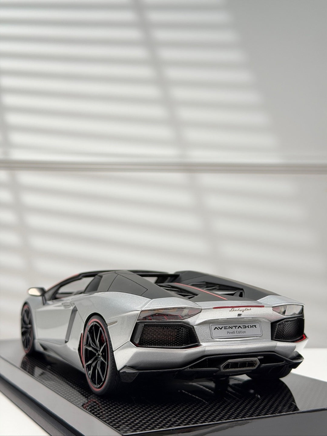 Lamborghini Aventador Roadster (Silver, Pirelli) [MR Collection] 1/18 scale