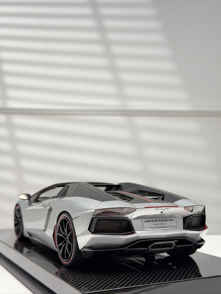 Lamborghini Aventador Roadster (Silver, Pirelli) [MR Collection] 1/18 scale