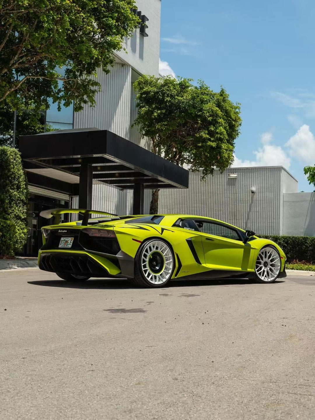 Lamborghini Aventador LP750-4 SV (Neon Yellow) [Davis & Giovanni] 1/18 scale