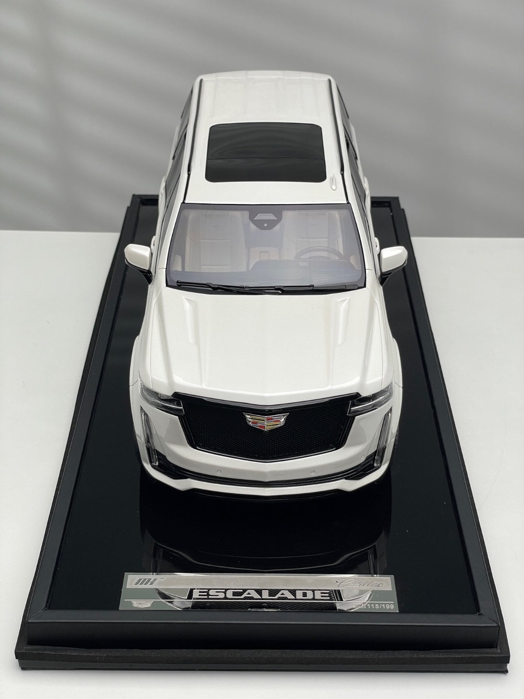 Cadillac Escalade (White) [Motorhelix] 1/18 scale
