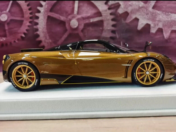 Pagani Huayra (Gold Carbon) [FuelMe] 1/18 scale