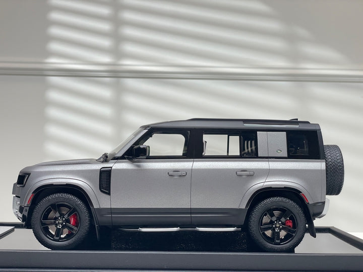 Land Rover Defender (Matte Silver) [OEM EXCLUSIVE] 1:18 scale