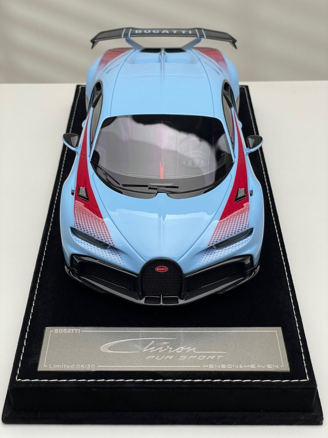 Bugatti Chiron Pur Sport (Light Blue no. 32 Decal) [Henson&Heaven] 1/18 scale
