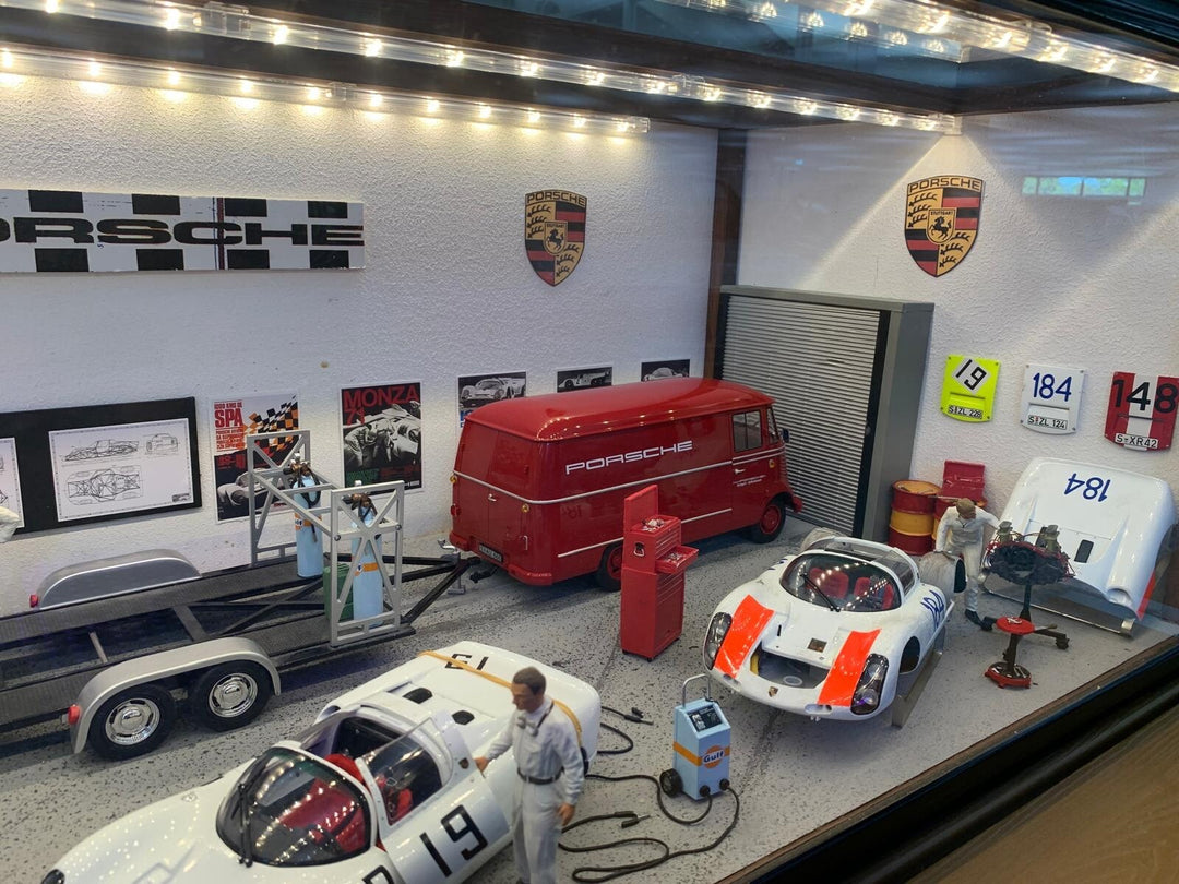 Classic Porsche Garage/ Workshop Diorama with Lights [1:18 scale]