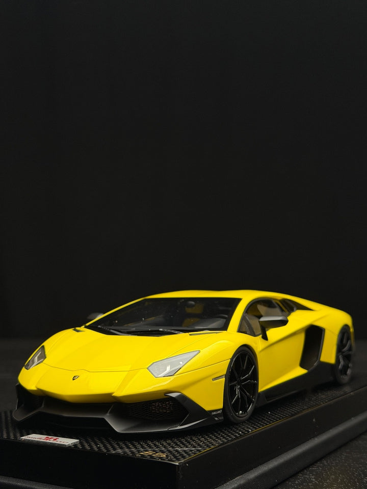 Lamborghini Aventador (Yellow) [MR Collection] 1/18 scale