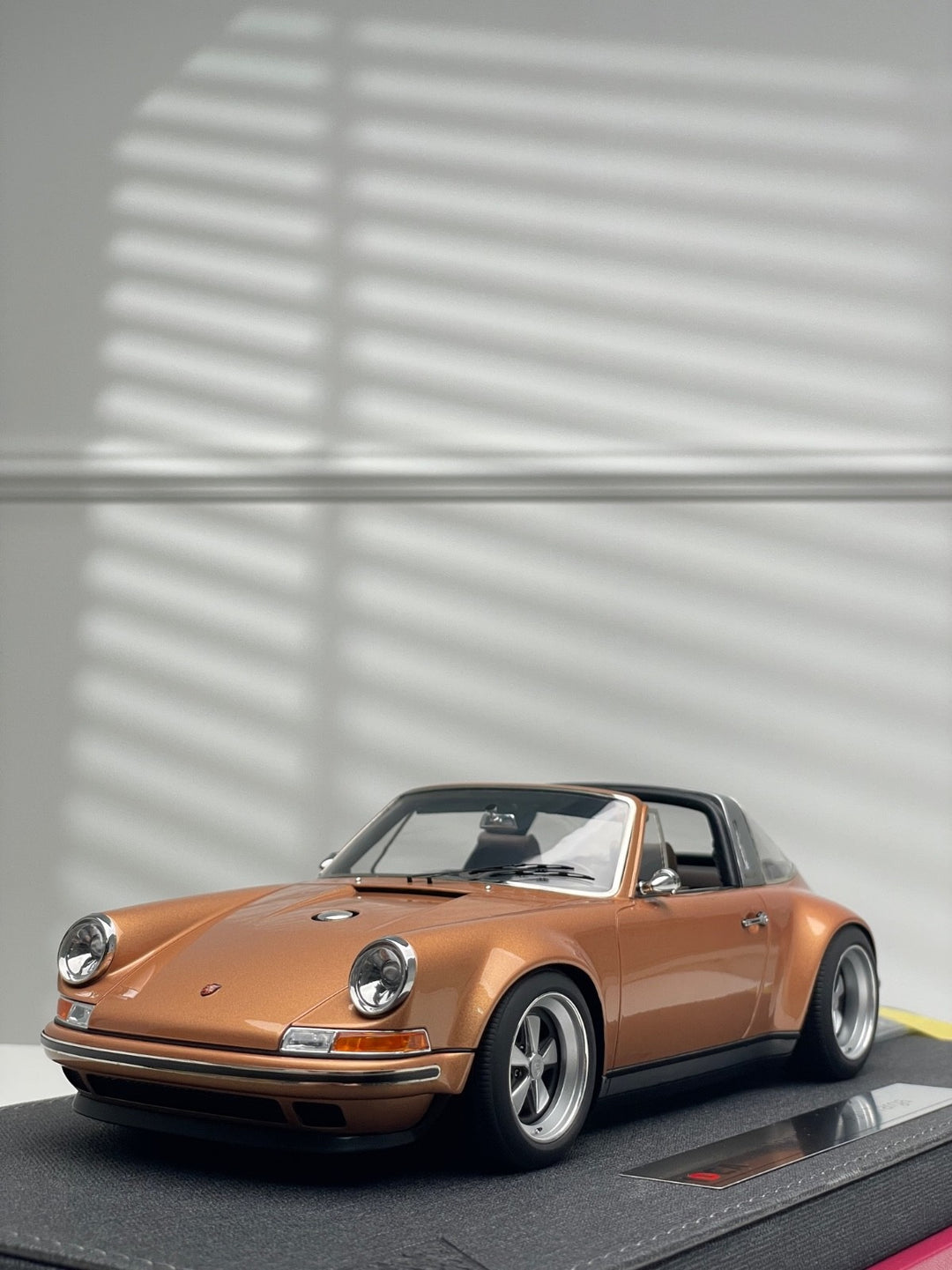 Porsche 911 Singer Targa (Gold) [Make Up IDEA] 1/18 scale