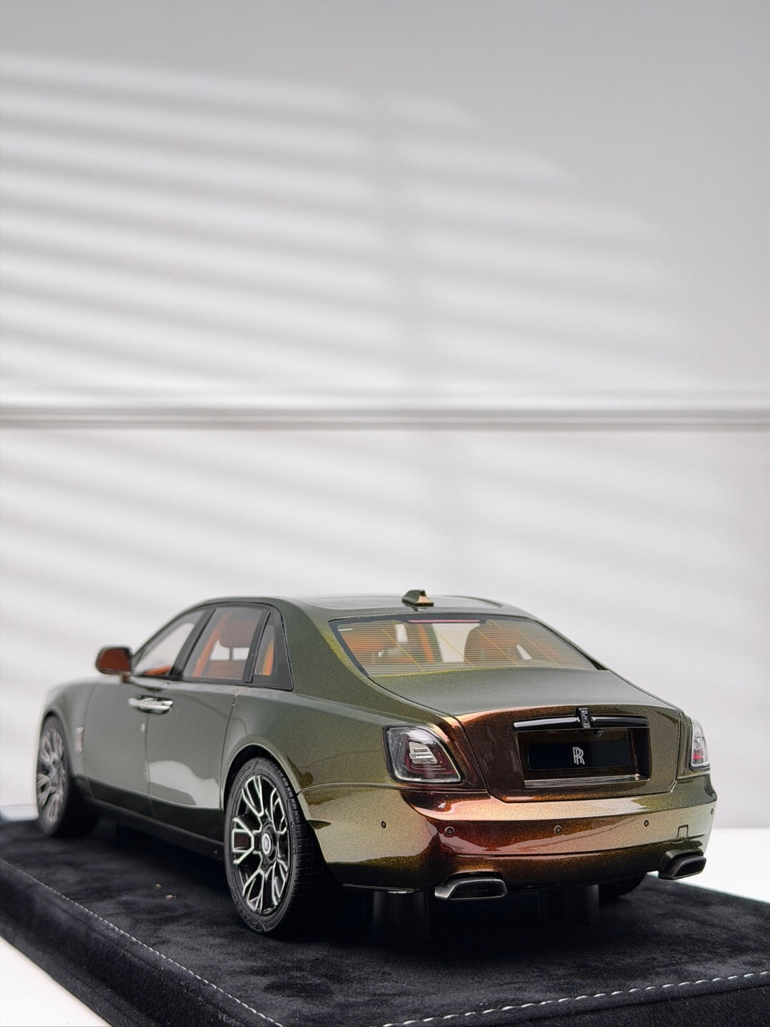 Rolls-Royce Ghost (Chameleon) [Henson&Heaven] 1/18 scale