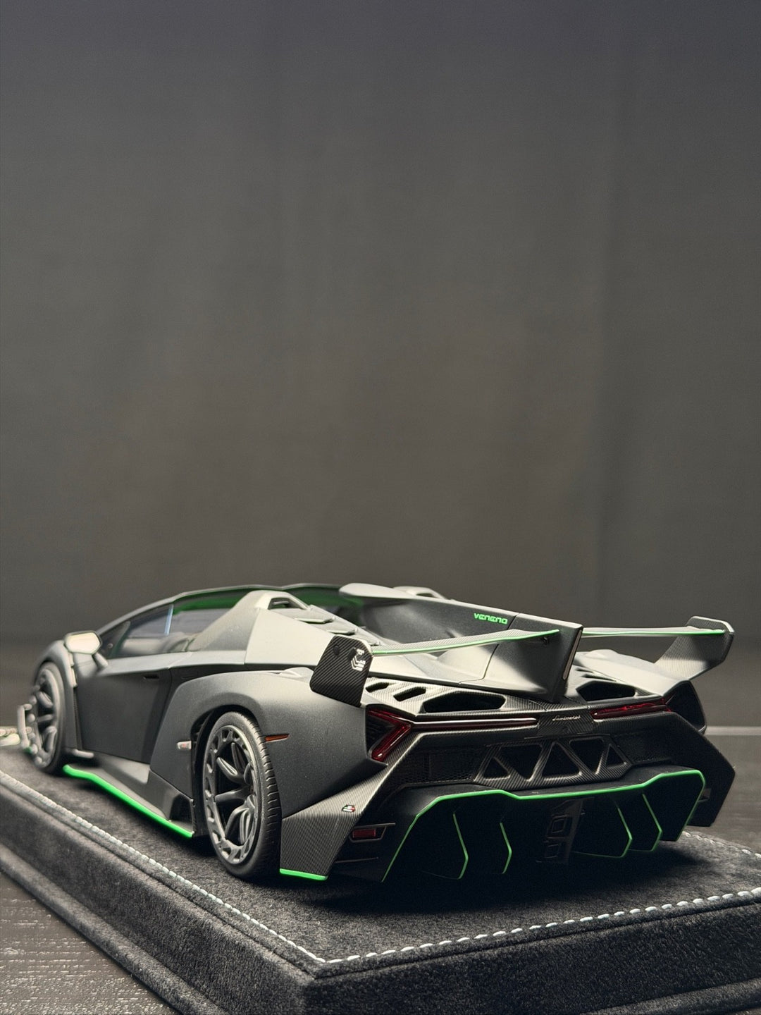 Lamborghini Veneno Roadster (Matte Black) [Henson&Heaven] 1/18 scale