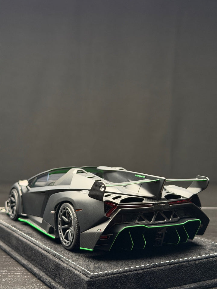 Lamborghini Veneno Roadster (Matte Black) [Henson&Heaven] 1/18 scale
