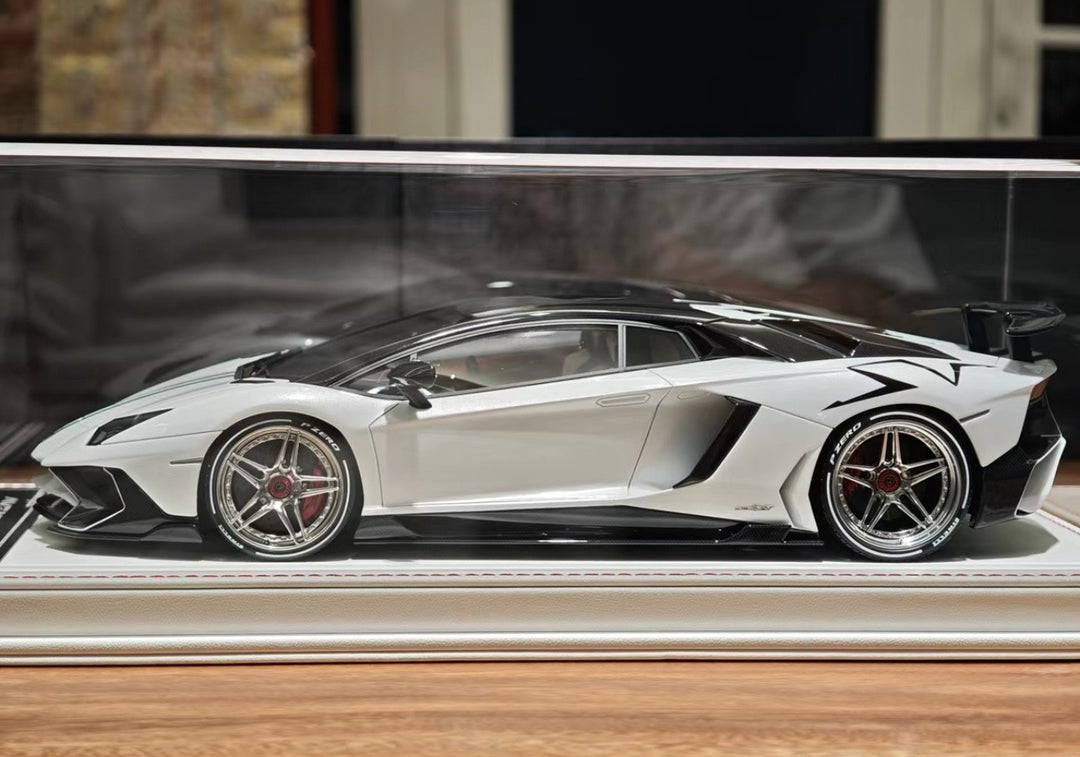 Lamborghini Aventador LP750-4 SV (White/ Black) [Davis & Giovanni] 1:18 scale