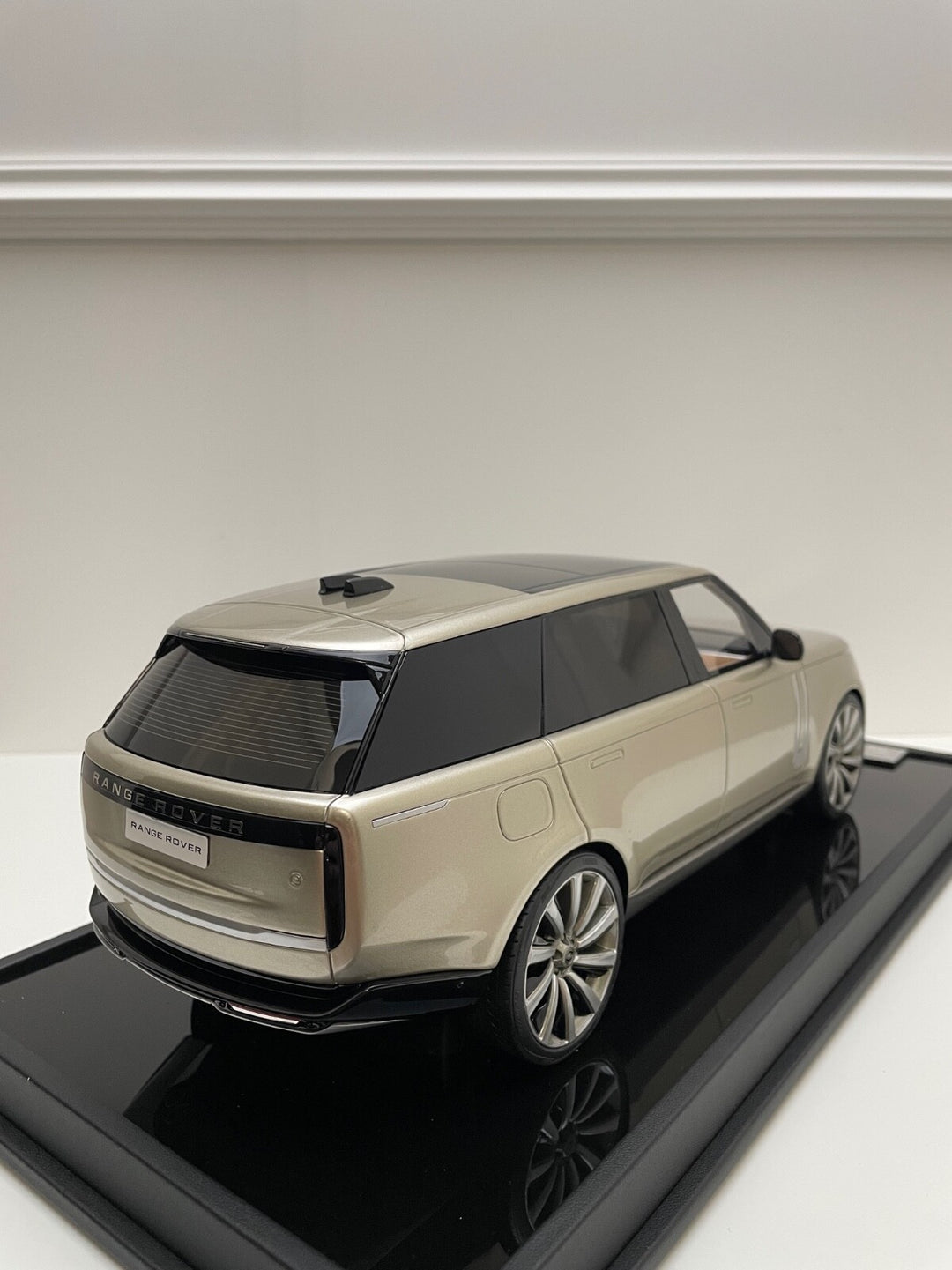 Range Rover Autobiography (Champagne Gold) [Motorhelix] 1/18 scale