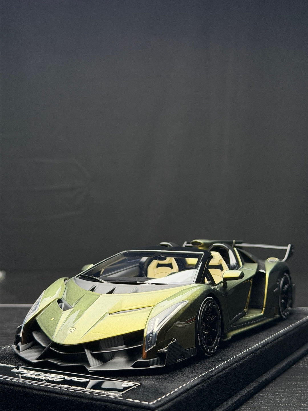 Lamborghini Veneno Roadster (Chameleon Green) [Henson&Heaven] 1/18 scale