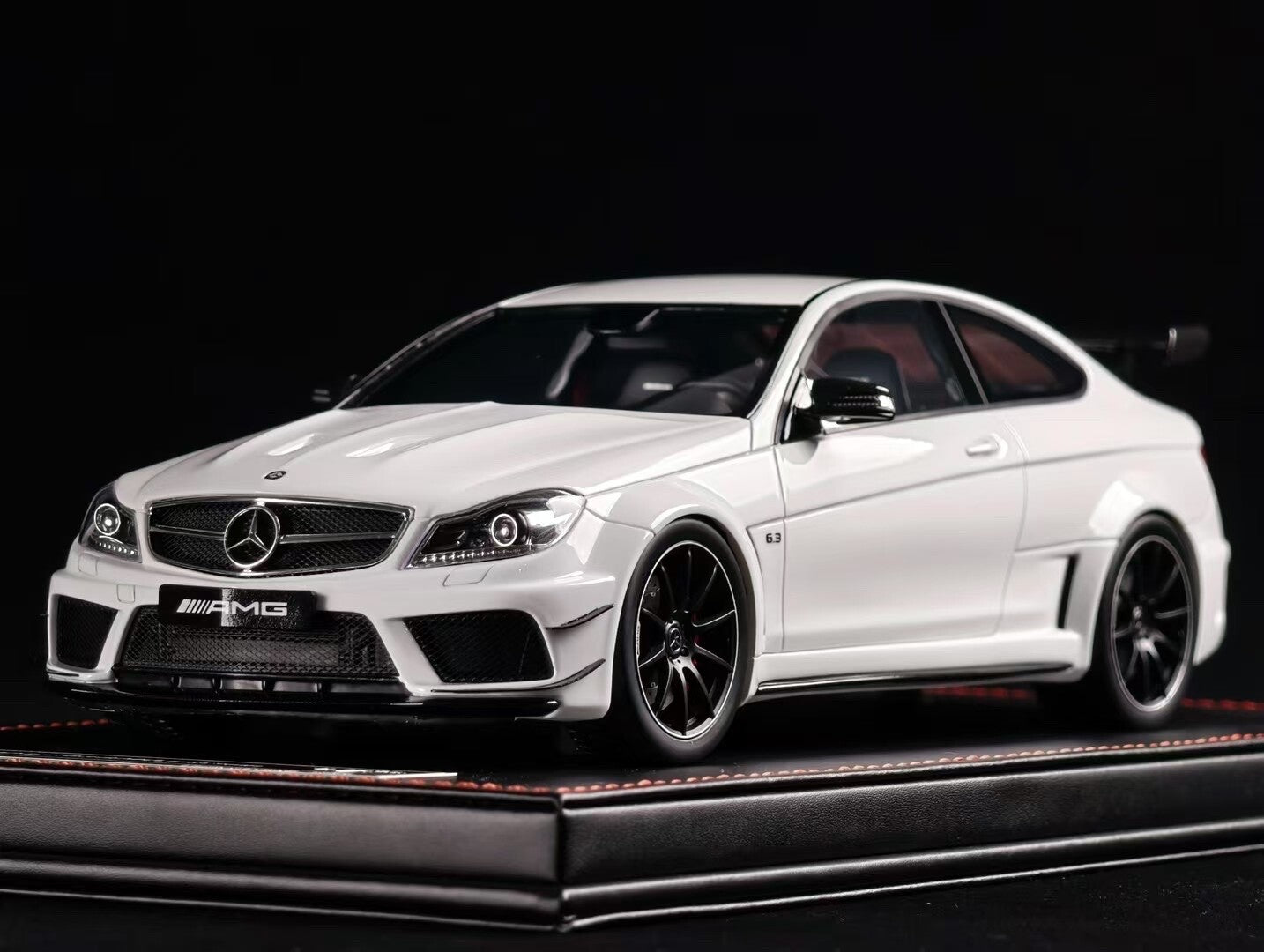 Mercedes-Benz AMG C63 Black Series (White) [Vehicle Art] 1/18