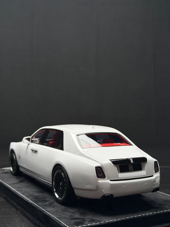 Rolls-Royce Phantom Series II Long Wheelbase (White) [H&H] 1/18 scale