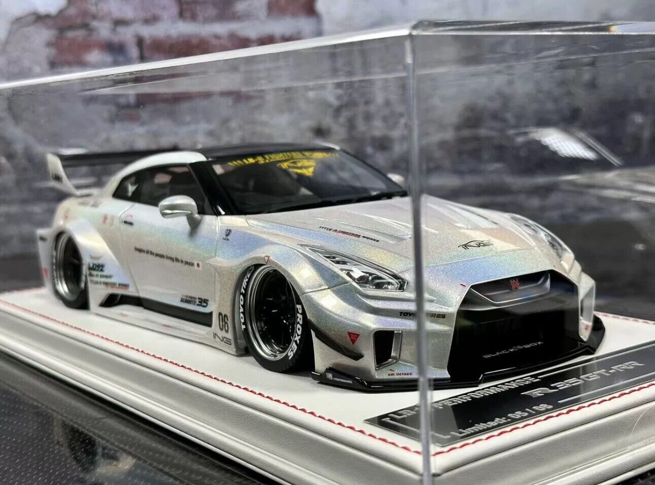 Nissan R35 GT-RR LBWK (Fantasy White) [Davis & Giovanni] 1/18 scale ...