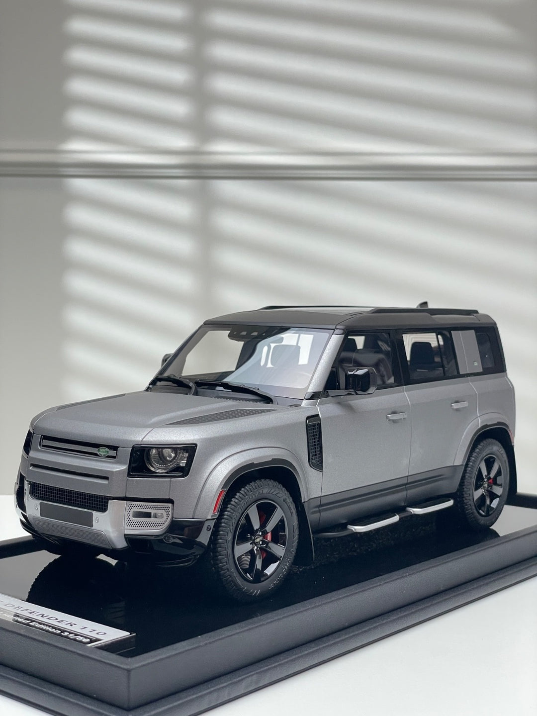 Land Rover Defender (Matte Silver) [OEM EXCLUSIVE] 1:18 scale