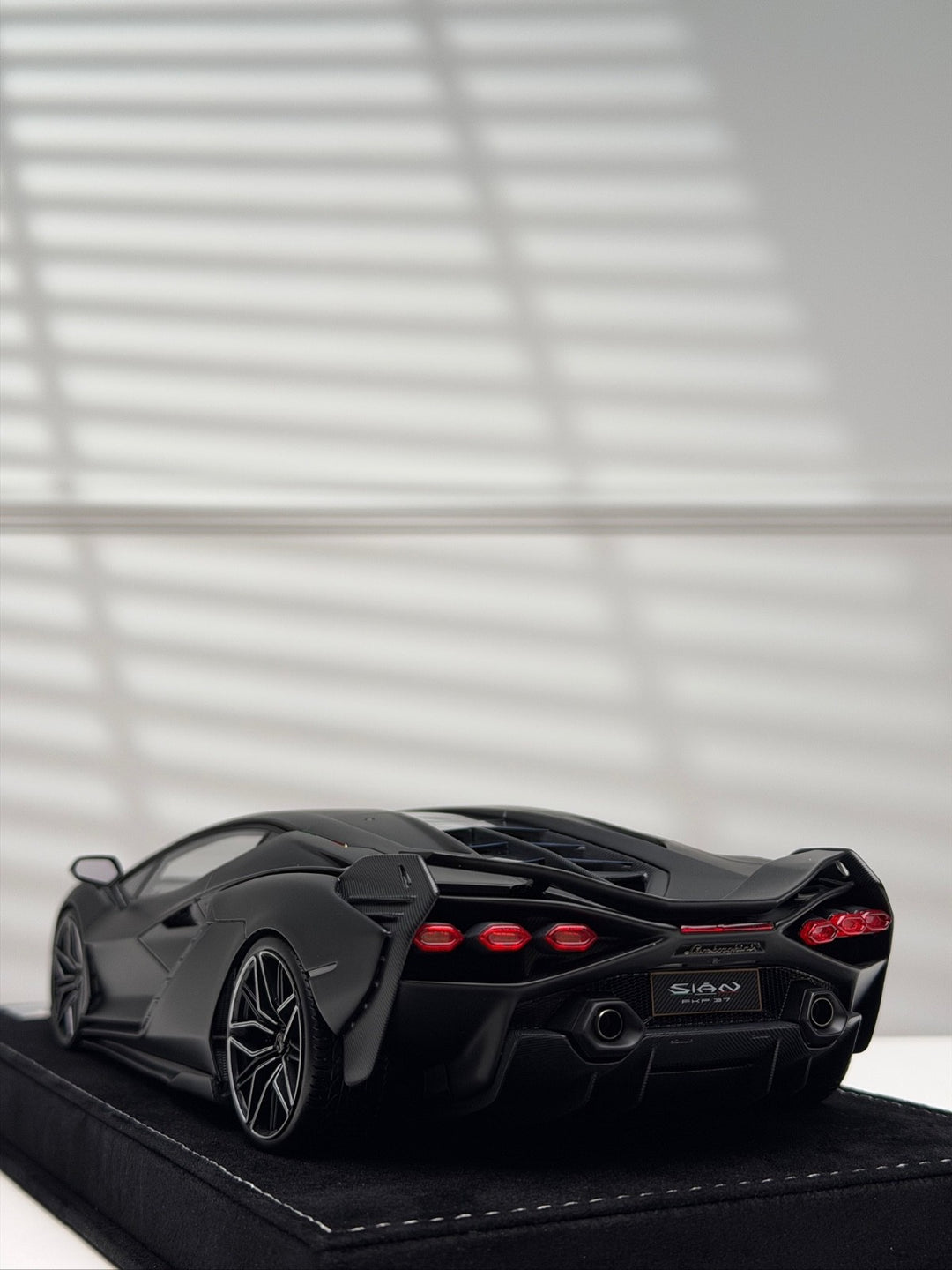 Lamborghini Sian FKP 37 (Matte Black) [Henson&Heaven] 1/18 scale