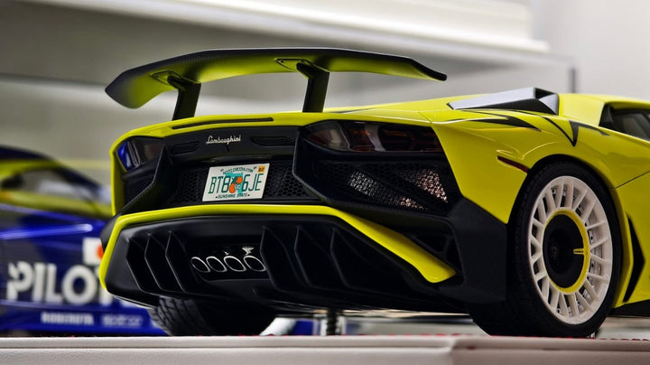 Lamborghini Aventador LP750-4 SV (Neon Yellow) [Davis & Giovanni] 1/18 scale